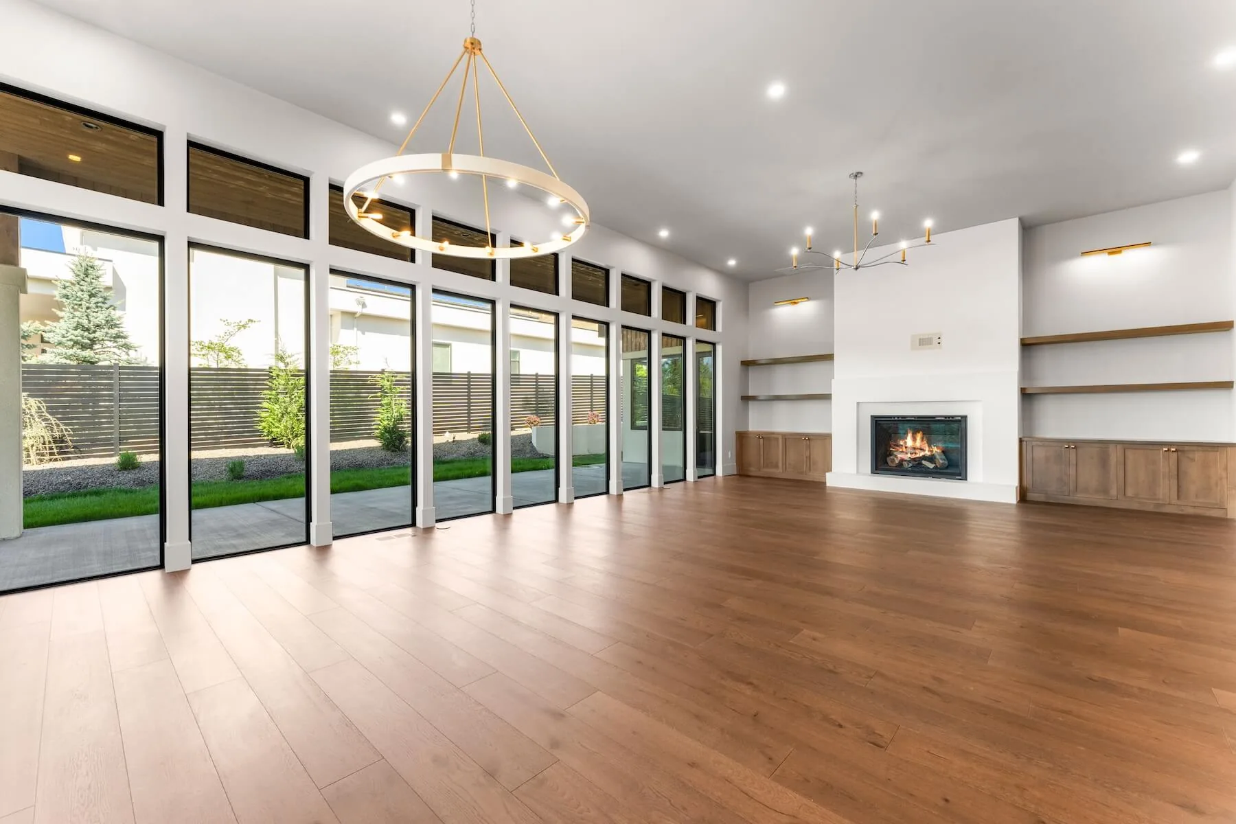 Spacious Modern Living Room Space with Fireplace