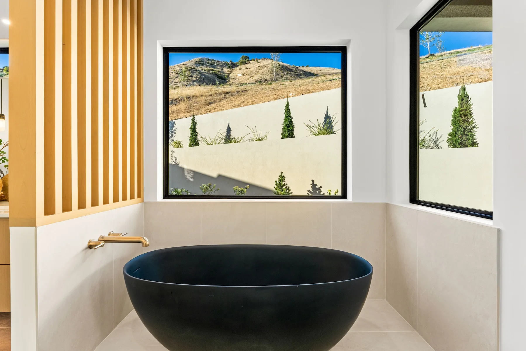 Free standing black tub in modern bathroom